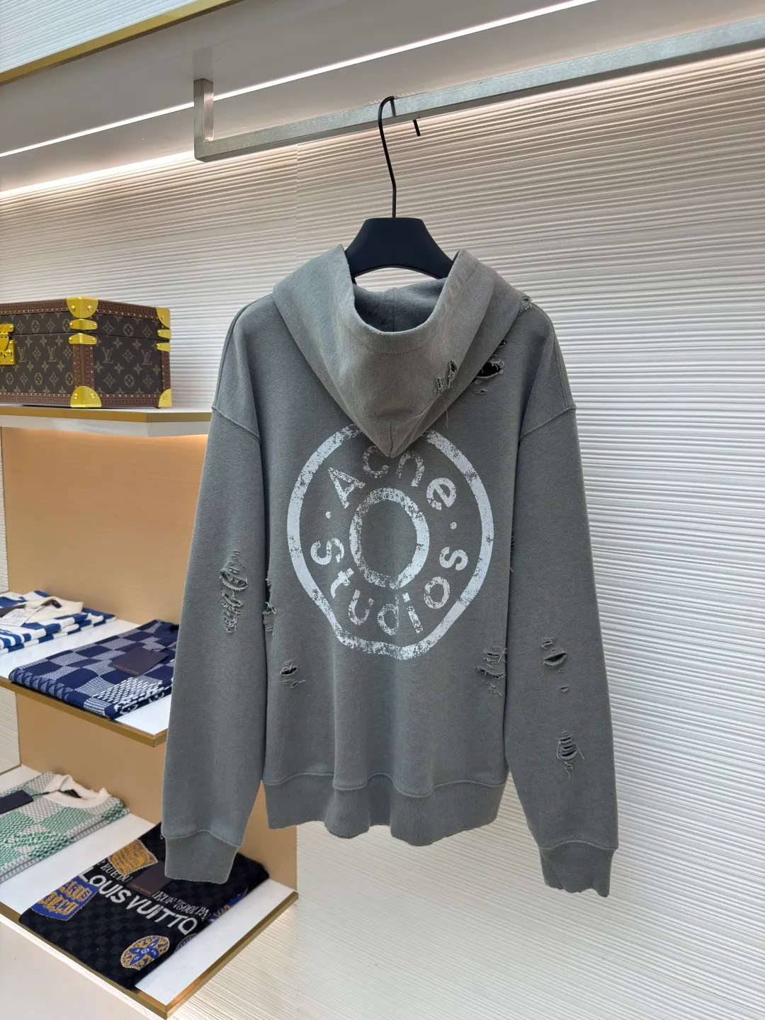 Acne Studios ripped distressed logo zipper jacket ●Authentic product: 4500 purchased and developed ●Item number: 1680387-B35 ●Fabric: Dream double-strand cotton plain fabric ●Technology: Distressed printing ●Version: loose version ●Weight: about 660 grams ●Size: S-M-L-XL ●Description: Customized dream double-strand cotton plain fabric with excellent texture and comfortable skin fit The main color is deep black, which is like the mottled rust on ancient copperware. The unruly soul of AcneStudios is engraved on the chest. The clever integration of hole elements and wanton swaying on the black canvas is a deliberate rebellion and a break away from the shackles of tradition. It is unique in the wave of trends. Glue printing is used. The chest printing is modified three times with the film screen. The glue liquid paint is used to print the pattern on the fabric. The fabric is baked to fix the printed pattern. Many parts of the body of the garment are worn and worn by pure artificial regularity, and hand brush marks are added to the surface of the garment to add texture and depth to imitate the texture of natural wear and tear. The fabrics have been washed to give them a better feel and texture. They are not easy to deform, shrink or fade, and maintain their long-lasting beauty. The overall color is consistent with no color difference. It can be matched with the same style to create a fashionable look, and can be used in various occasions. Customized accessories, complete with three standards, the same style for men and women!
